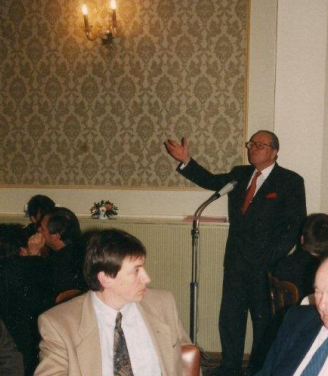 Jan Jambon (N-VA) et/en Jean-Marie Le Pen dans les années 1990 dans le "Debatclub" flamingant à Anvers - tijdens de jaren 1990 in de flamingantische "Debatclub" te Antwerpen