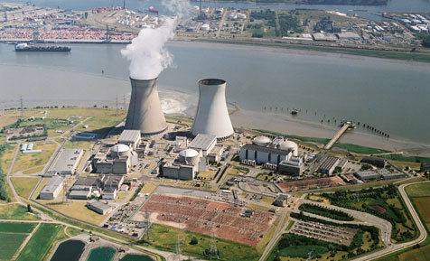 De kerncentrale van Doel - la centrale nucléaire de Doel (bron-source: https://wisenederland.nl/; fotograaf onbekend; photographe inconnu)