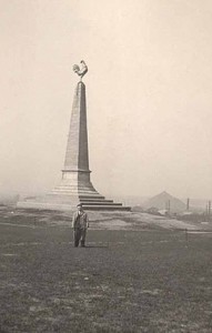 De "Haan van Jemappes", een wallingantisch en fransdol monument herdacht de Franse overwinning op Duitsland en Oostenrijk (1792). Het monument werd gebouwd op initiatief van Jules Destrée en ingehuldigd in 1911. In 1914 werd het door de Duitse invaller vernietigd - Le "Coq de Jemappes", un monument wallingant et francolatre, érigé sur l'initiative de Jules Destrée, commémorait la victoire française contre l'Allemagne et Autriche à la bataille de Jemmappes (1792). Erigé en 1911, il fut détruit en 1914 par l'envahisseur allemand.