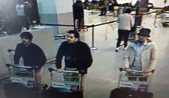Foto van de verdachten op de luchthaven van Zaventem - Photo des suspects à l'aéroport de Zaventem - Foto der Verdächtigen am Flughafen von Zaventem (22.03.2016); Bron - source - Quelle: Wikipedia - Brussels Airport