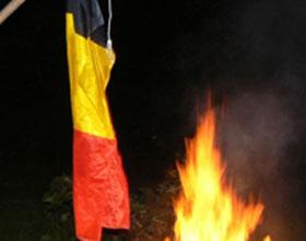 pro memoria: Une section de la N-VA brûle le drapeau belge (septembre 2007) – een N-VA-sectie verbrandt de Belgische vlag (september 2007) (source-bron: http://janice-laureyssens-visie.skynetblogs.be/)