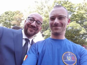 Un membre brabançon du Conseil du parti, Tim Hottelet, avec le premier ministre - Brabants partijraadslid Tim Hottelet met de eerste minister; photo/foto B.U.B.