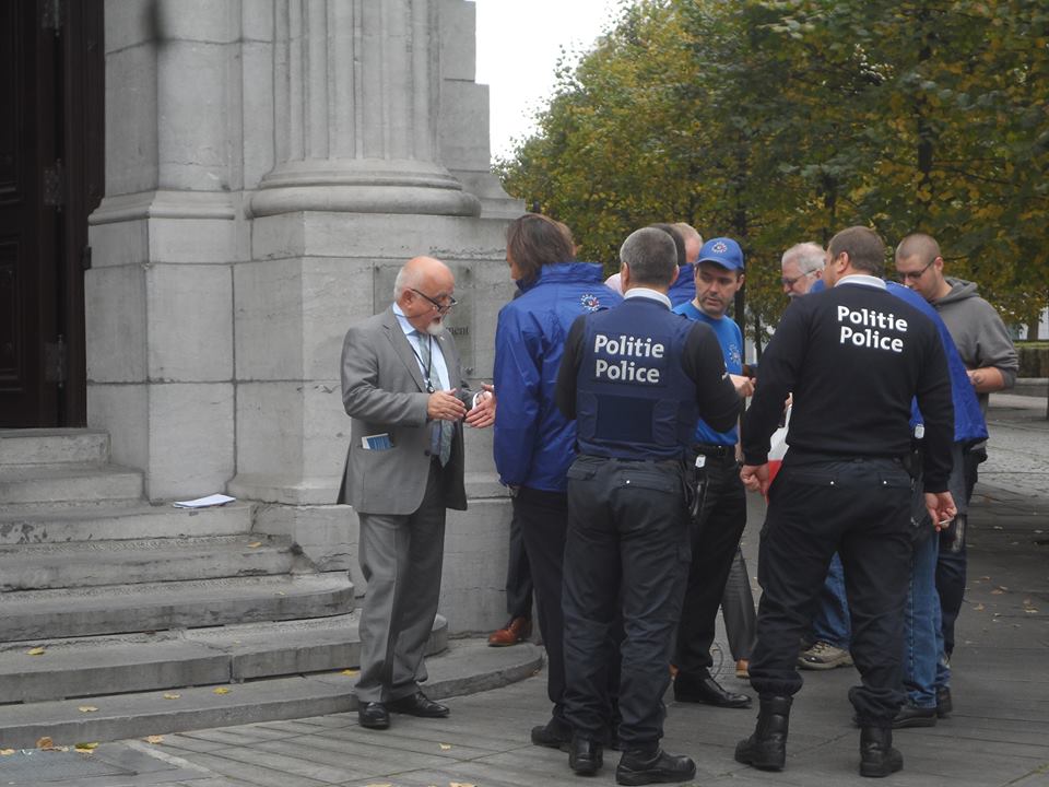 Conversation après Peumans. Ensuite, la police a (gentiment) mis fin à l'action - Gesprek met Peumans. Vervolgens heeft de politie (vriendelijk) aan de actie een einde gesteld - Gespräch mit Peumans. Danach hat die Polizei (freundlich) die Aktion beendet.